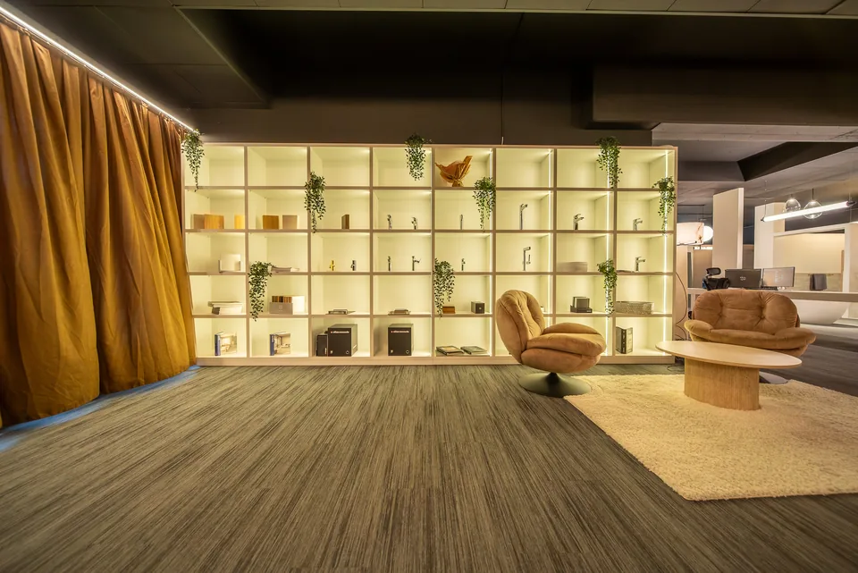 Material- und Armaturenauswahl mit Sitzbereich im Arvion-Showroom